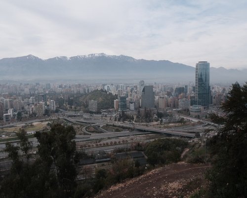 Vista de la ciudad de Santiago de Chile desde un parque